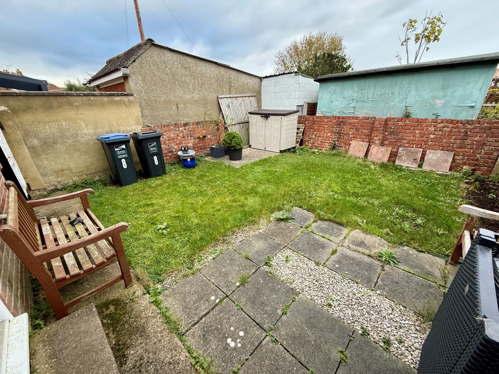 Lot: 135 - THREE-BEDROOM END-TERRACE HOUSE - Garden to rear